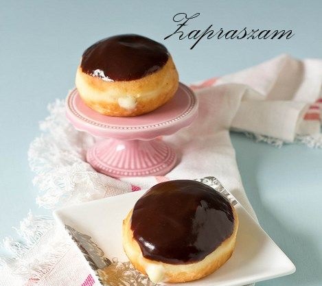 Pyszne pączki z polewą czekoladową na tłusty czwartek